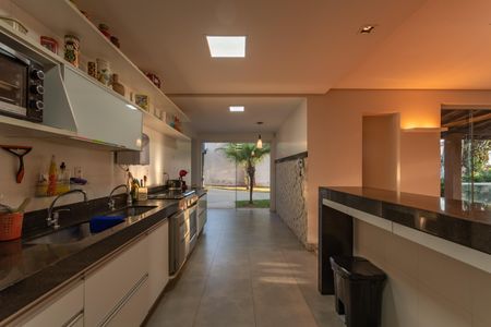 Casa à venda com 449m², 4 quartos e 6 vagas Casa à venda com 449m², 4 quartos e 6 vagasCozinha