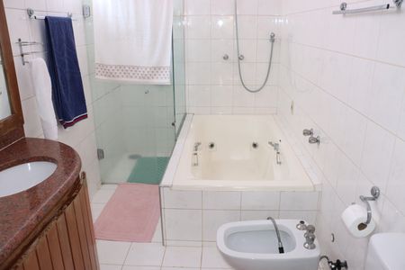 Casa de condomínio para alugar com 320m², 3 quartos e 4 vagasBanheiro da Suíte 1