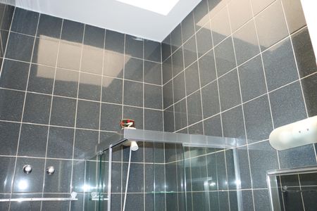 Casa de condomínio para alugar com 320m², 3 quartos e 4 vagasBanheiro da Suíte 3