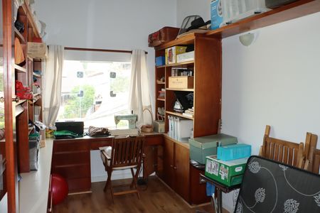 Casa de condomínio para alugar com 320m², 3 quartos e 4 vagasEscritório