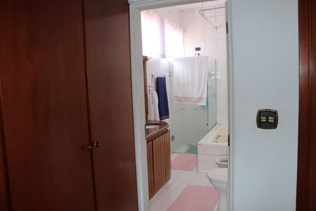 Casa de condomínio para alugar com 320m², 3 quartos e 4 vagasBanheiro da Suíte 1