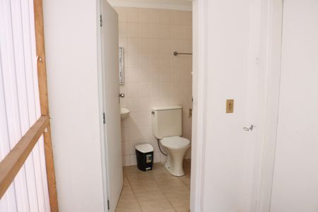 Casa de condomínio para alugar com 320m², 3 quartos e 4 vagasBanheiro de Serviço 2