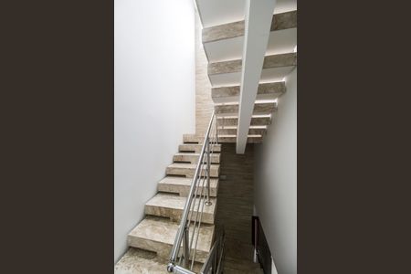 Casa para alugar com 400m², 3 quartos e 2 vagas Casa para alugar com 400m², 3 quartos e 2 vagasEscada