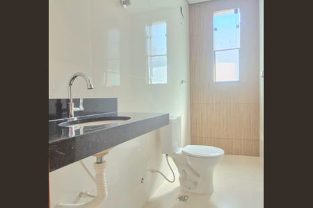 Casa à venda com 180m², 3 quartos e 2 vagas Casa à venda com 180m², 3 quartos e 2 vagasBanheiro social