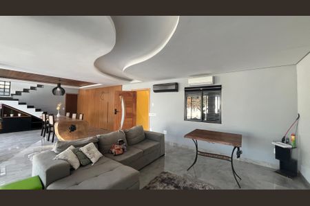 Casa para alugar com 1000m², 3 quartos e 3 vagasSala