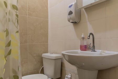 Banheiro de kitnet/studio para alugar com 1 quarto, 25m² em Padre Eustáquio, Belo Horizonte