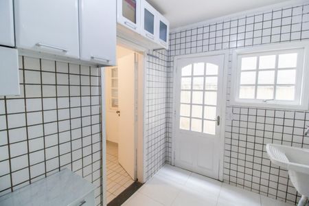 Casa de condomínio à venda com 300m², 4 quartos e 4 vagas Casa de condomínio à venda com 300m², 4 quartos e 4 vagasÁrea de Serviço