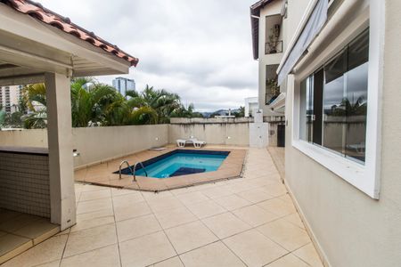 Casa de condomínio à venda com 300m², 4 quartos e 4 vagas Casa de condomínio à venda com 300m², 4 quartos e 4 vagasPiscina