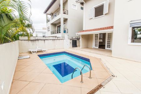 Casa de condomínio à venda com 300m², 4 quartos e 4 vagas Casa de condomínio à venda com 300m², 4 quartos e 4 vagasPiscina