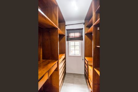 Casa de condomínio à venda com 300m², 4 quartos e 4 vagas Casa de condomínio à venda com 300m², 4 quartos e 4 vagasCloset da suíte 1