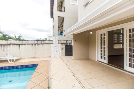 Casa de condomínio à venda com 300m², 4 quartos e 4 vagas Casa de condomínio à venda com 300m², 4 quartos e 4 vagasÁrea Externa