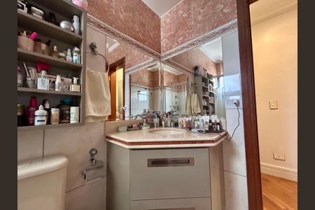 Apartamento à venda com 140m², 3 quartos e 4 vagas Apartamento à venda com 140m², 3 quartos e 4 vagasBanheiro da Suíte