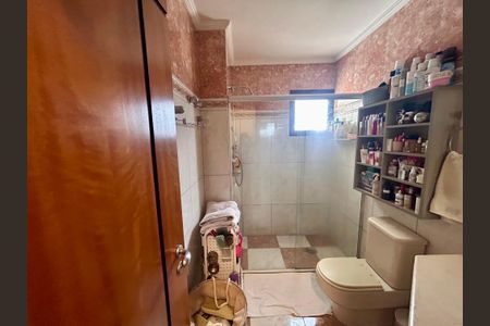 Apartamento à venda com 140m², 3 quartos e 4 vagas Apartamento à venda com 140m², 3 quartos e 4 vagasBanheiro da Suíte