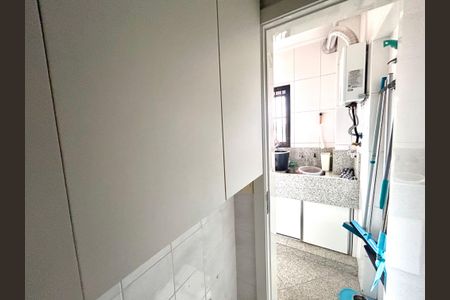 Apartamento à venda com 140m², 3 quartos e 4 vagas Apartamento à venda com 140m², 3 quartos e 4 vagasBanheiro de Serviço