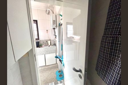 Apartamento à venda com 140m², 3 quartos e 4 vagas Apartamento à venda com 140m², 3 quartos e 4 vagasBanheiro de Serviço