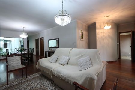 Casa à venda com 338m², 3 quartos e 8 vagasSala