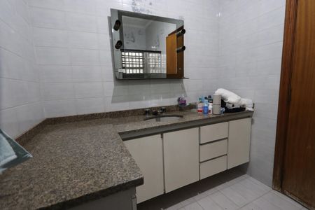 Casa à venda com 338m², 3 quartos e 8 vagasBanheiro da Suíte 3