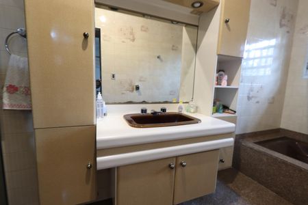 Casa à venda com 338m², 3 quartos e 8 vagasBanheiro da Suíte Master