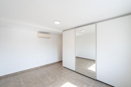 Casa à venda com 270m², 3 quartos e 2 vagas Casa à venda com 270m², 3 quartos e 2 vagasSuíte