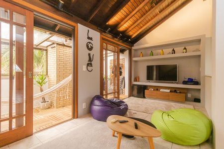 Casa de condomínio à venda com 197m², 3 quartos e 2 vagas Casa de condomínio à venda com 197m², 3 quartos e 2 vagasSaleta