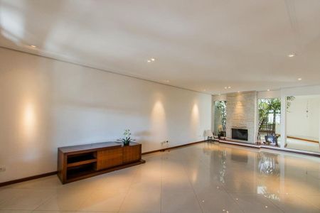 Casa à venda com 4 quartos, 330m² em Vila Paranagua, São Paulo