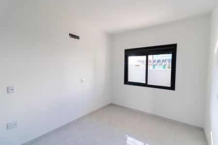 Casa à venda com 100m², 2 quartos e 2 vagas Casa à venda com 100m², 2 quartos e 2 vagasSuíte