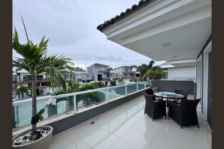 Casa de condomínio para alugar com 279m², 3 quartos e 2 vagas Casa de condomínio para alugar com 279m², 3 quartos e 2 vagasVaranda da Suíte 1