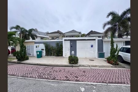 Casa de condomínio para alugar com 279m², 3 quartos e 2 vagas Casa de condomínio para alugar com 279m², 3 quartos e 2 vagasFachada