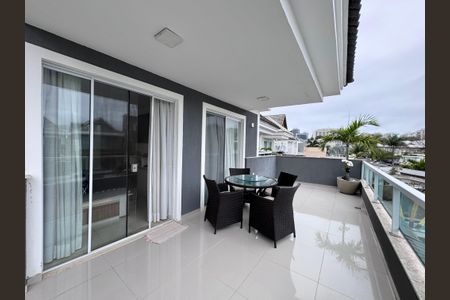 Casa de condomínio para alugar com 279m², 3 quartos e 2 vagas Casa de condomínio para alugar com 279m², 3 quartos e 2 vagasVaranda da Suíte 1