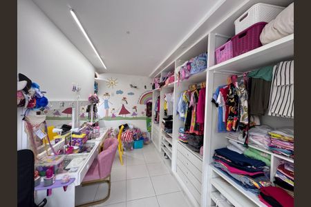 Casa de condomínio para alugar com 279m², 3 quartos e 2 vagas Casa de condomínio para alugar com 279m², 3 quartos e 2 vagasCloset da suíte 2