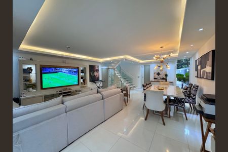Sala de casa de condomínio para alugar com 3 quartos, 279m² em Recreio dos Bandeirantes, Rio de Janeiro