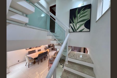 Casa de condomínio para alugar com 279m², 3 quartos e 2 vagas Casa de condomínio para alugar com 279m², 3 quartos e 2 vagasEscada