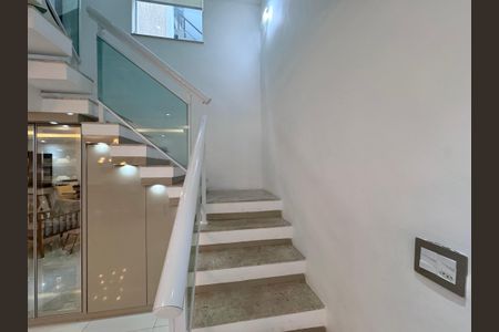 Casa de condomínio para alugar com 279m², 3 quartos e 2 vagas Casa de condomínio para alugar com 279m², 3 quartos e 2 vagasEscada