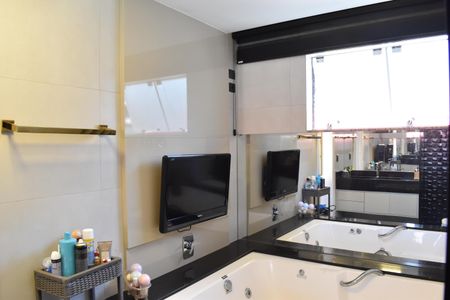 Casa de condomínio para alugar com 319m², 4 quartos e 5 vagasBanheiro da Suíte 2