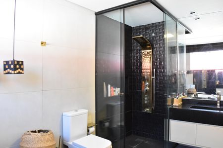 Casa de condomínio para alugar com 319m², 4 quartos e 5 vagasBanheiro da Suíte 2