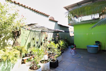 Casa à venda com 300m², 3 quartos e 2 vagasQuintal