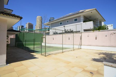 Casa de condomínio à venda com 1370m², 5 quartos e 10 vagas Casa de condomínio à venda com 1370m², 5 quartos e 10 vagasQuadra Esportiva