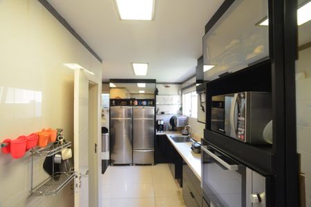 Casa de condomínio à venda com 1370m², 5 quartos e 10 vagas Casa de condomínio à venda com 1370m², 5 quartos e 10 vagasCozinha