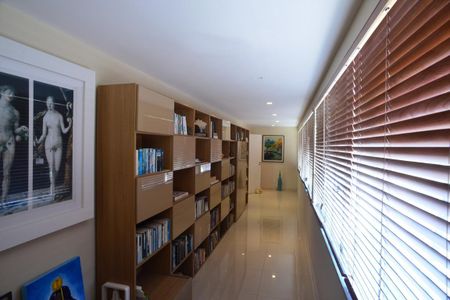 Casa de condomínio à venda com 1370m², 5 quartos e 10 vagas Casa de condomínio à venda com 1370m², 5 quartos e 10 vagasCorredor