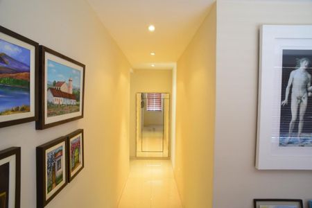 Casa de condomínio à venda com 1370m², 5 quartos e 10 vagas Casa de condomínio à venda com 1370m², 5 quartos e 10 vagasCorredor