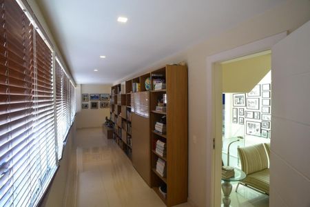 Casa de condomínio à venda com 1370m², 5 quartos e 10 vagas Casa de condomínio à venda com 1370m², 5 quartos e 10 vagasCorredor