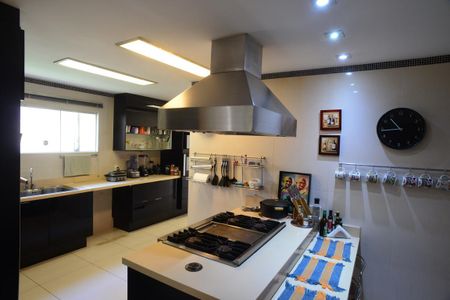 Casa de condomínio à venda com 1370m², 5 quartos e 10 vagas Casa de condomínio à venda com 1370m², 5 quartos e 10 vagasCozinha