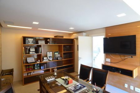 Casa de condomínio à venda com 1370m², 5 quartos e 10 vagas Casa de condomínio à venda com 1370m², 5 quartos e 10 vagasEscritório