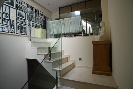 Casa de condomínio à venda com 1370m², 5 quartos e 10 vagas Casa de condomínio à venda com 1370m², 5 quartos e 10 vagasEscada