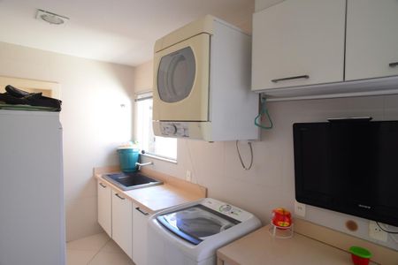 Casa de condomínio à venda com 1370m², 5 quartos e 10 vagas Casa de condomínio à venda com 1370m², 5 quartos e 10 vagasÁrea de Serviço