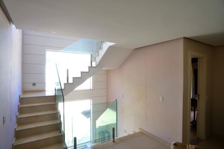 Casa de condomínio à venda com 1370m², 5 quartos e 10 vagas Casa de condomínio à venda com 1370m², 5 quartos e 10 vagasEscada