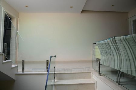 Casa de condomínio à venda com 1370m², 5 quartos e 10 vagas Casa de condomínio à venda com 1370m², 5 quartos e 10 vagasEscada