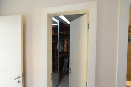 Casa de condomínio à venda com 1370m², 5 quartos e 10 vagas Casa de condomínio à venda com 1370m², 5 quartos e 10 vagasCloset da Suíte 4