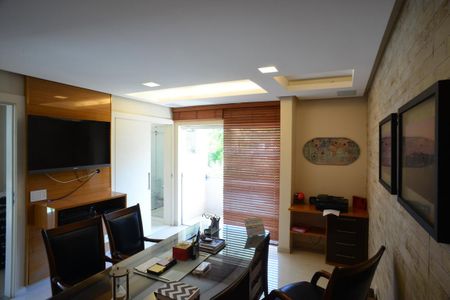 Casa de condomínio à venda com 1370m², 5 quartos e 10 vagas Casa de condomínio à venda com 1370m², 5 quartos e 10 vagasEscritório