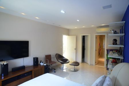 Casa de condomínio à venda com 1370m², 5 quartos e 10 vagas Casa de condomínio à venda com 1370m², 5 quartos e 10 vagasSuíte 4